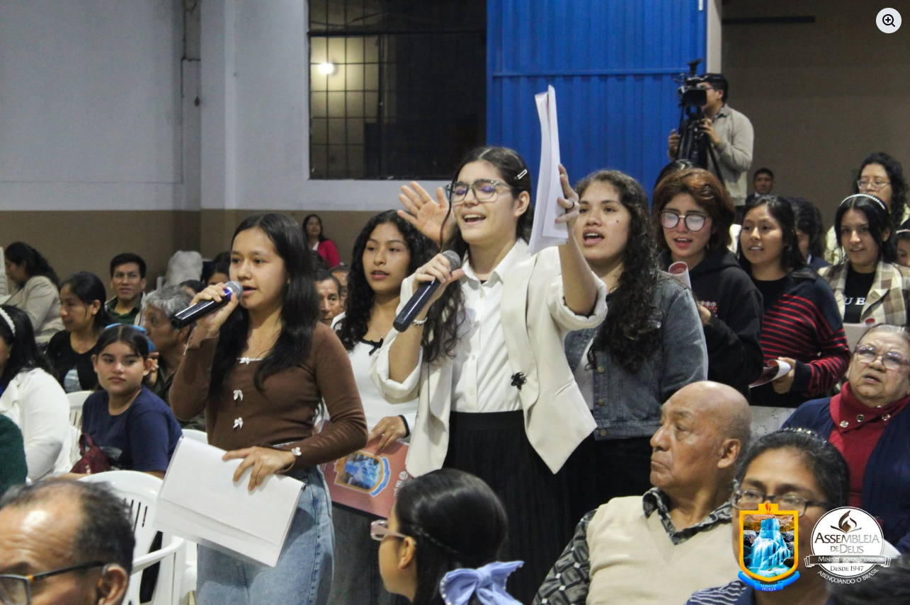 Jóvenes ministrando